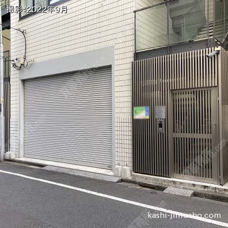 ビル入口前面