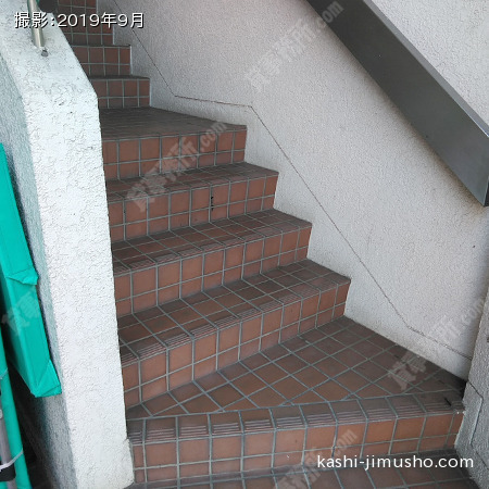 ビル入口階段