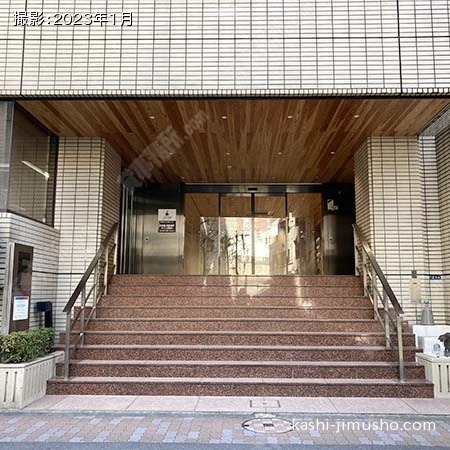 ビル入口前面