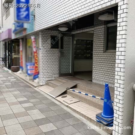 ビル入口前