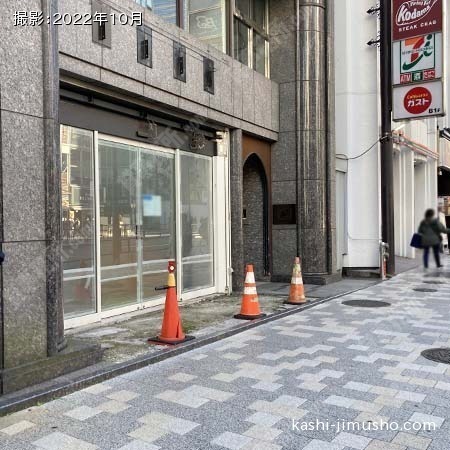 ビル入口前面