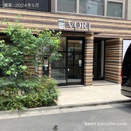 ビル入口前面