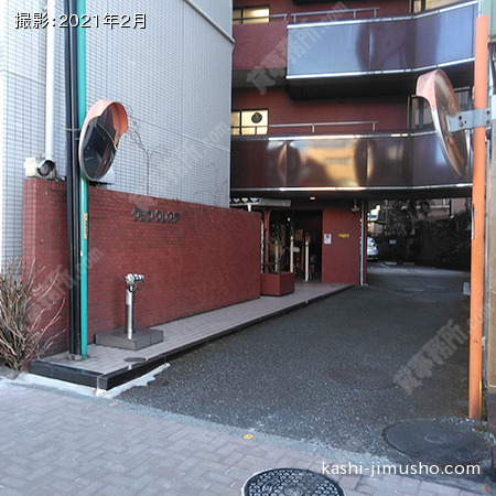 建物入口前