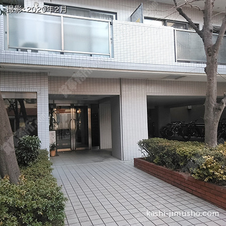建物入口前