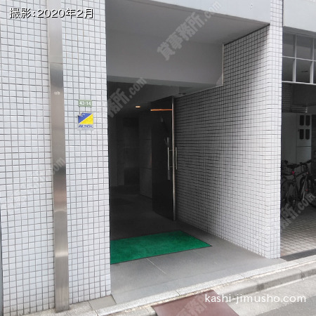 ビル入口前