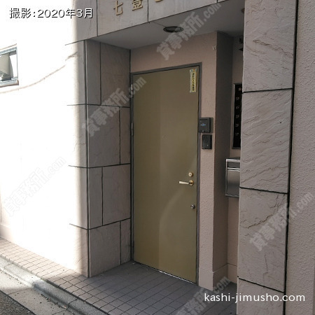 ビル入口前