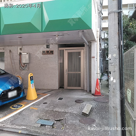 建物入口前