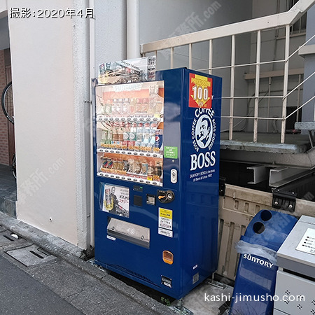 建物前自動販売機