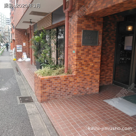 ビル入口前