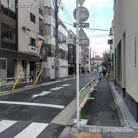 前面道路（ビル入口側）