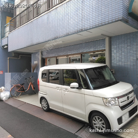 ビル入口前