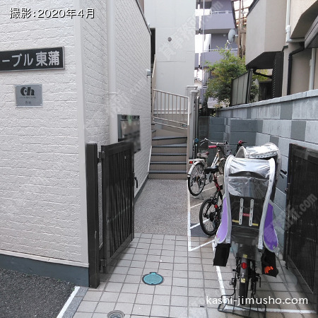 ビル入口前面