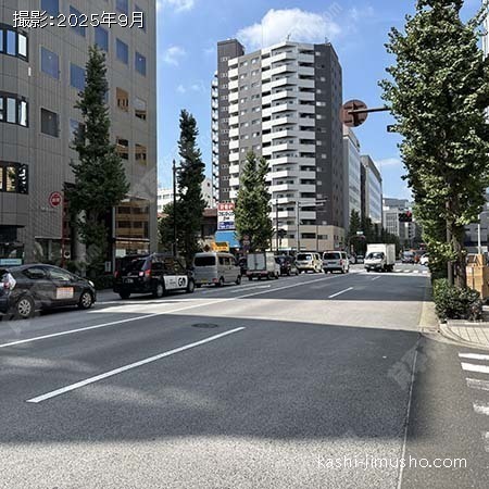 前面道路(鍛冶橋通り)