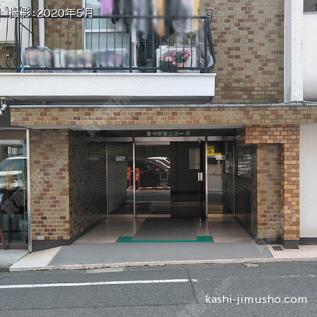 建物入口前