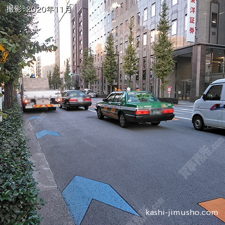 前面道路（鍛冶橋通り)