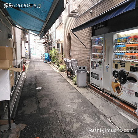 ビル入口前