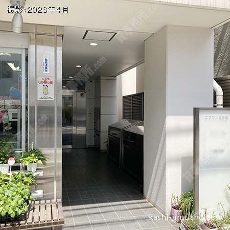 ビル入口前面