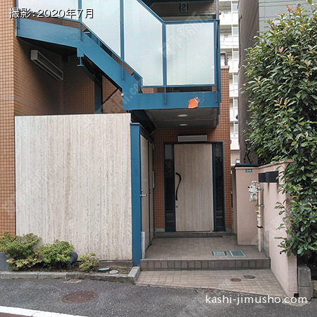 ビル入口前面
