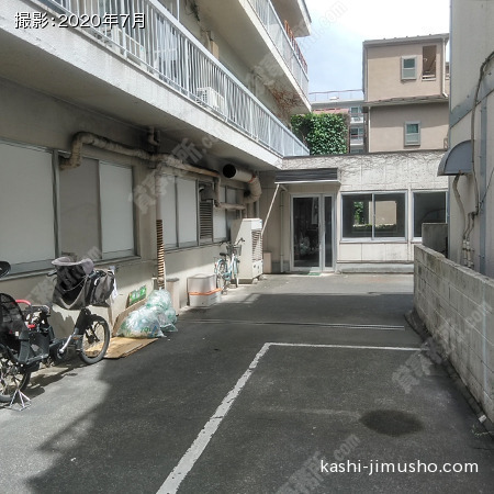 貸室入口前面(1階102号室）