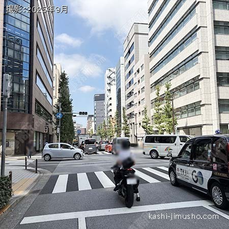 前面道路(鍛冶橋通り） 