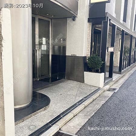 ビル入口前面