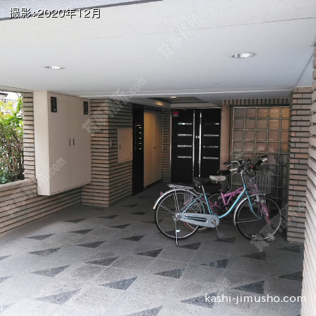 ビル入口前 ビル入口前