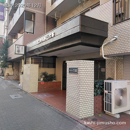 建物入口前