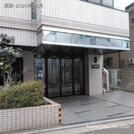 建物入口前面