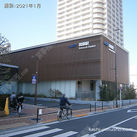 建物向かいにある国領駅