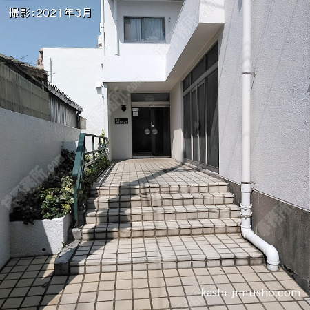 建物入口前面
