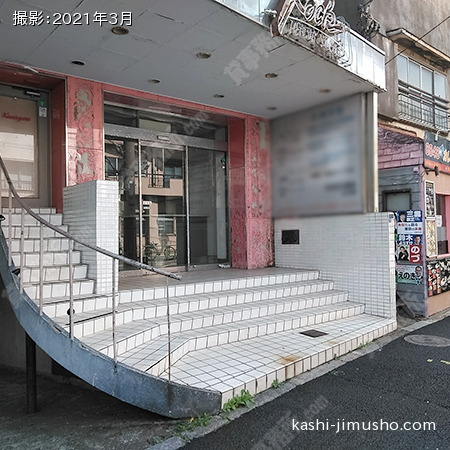 建物入口前面