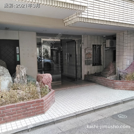 ビル入口前