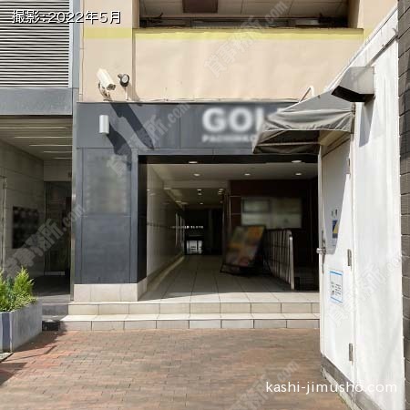 ビル入口前面