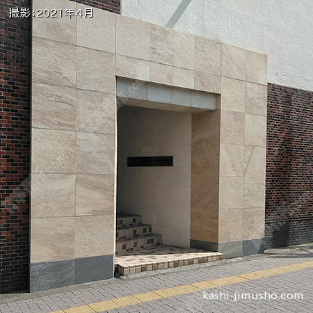 ビル入口前面