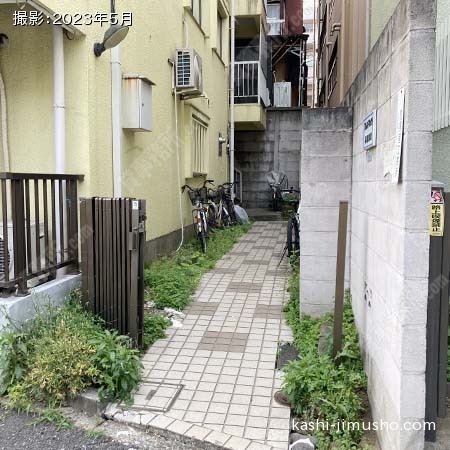 建物入口前面