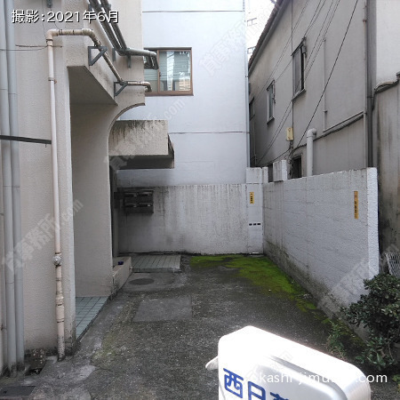 ビル入口前