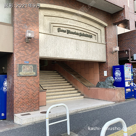 建物入口前面