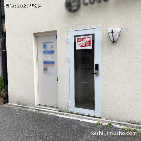 ビル入口前