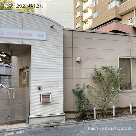 建物入口前面