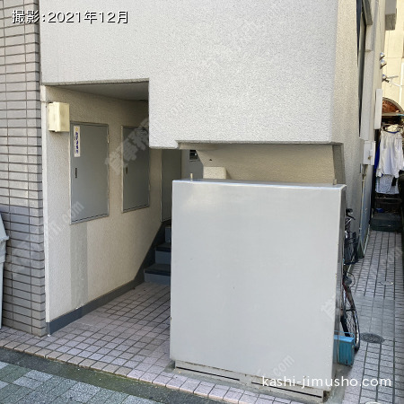 ビル入口前