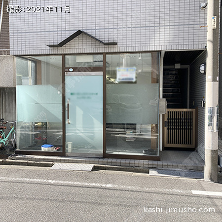 ビル入口前面