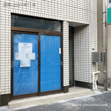 ビル入口前面