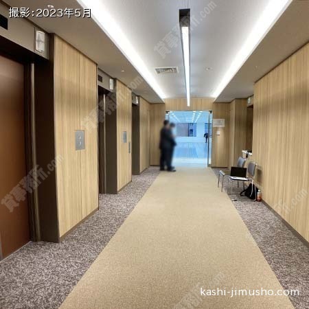 貸室階エレベーターホール