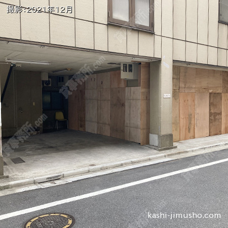 ビル入口前面
