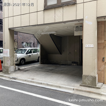 ビル入口前面