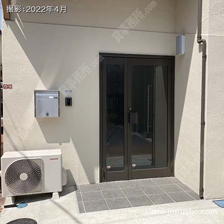 ビル入口前