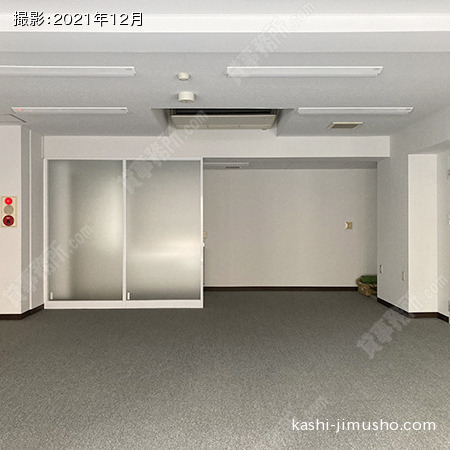 貸室内・ガラス越し(1階)