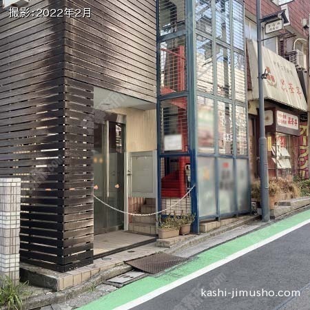 ビル入口前