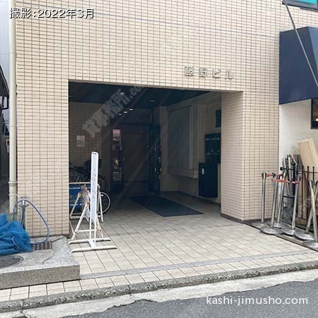 ビル入口前面