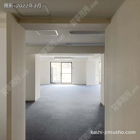 貸室内・ガラス越し(4階401号室)
